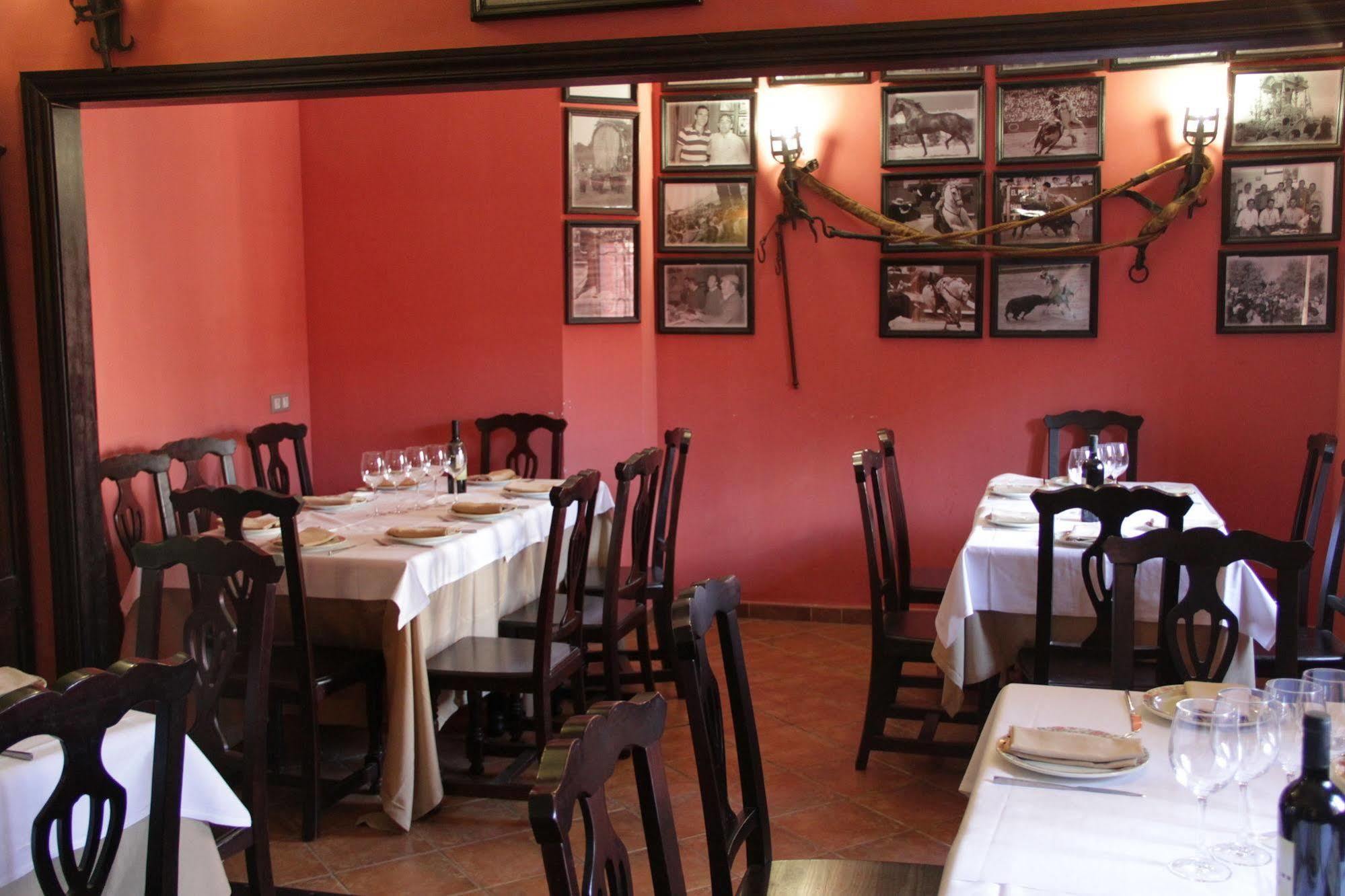 Hostal Pechi Huevar Del Aljarafe Экстерьер фото