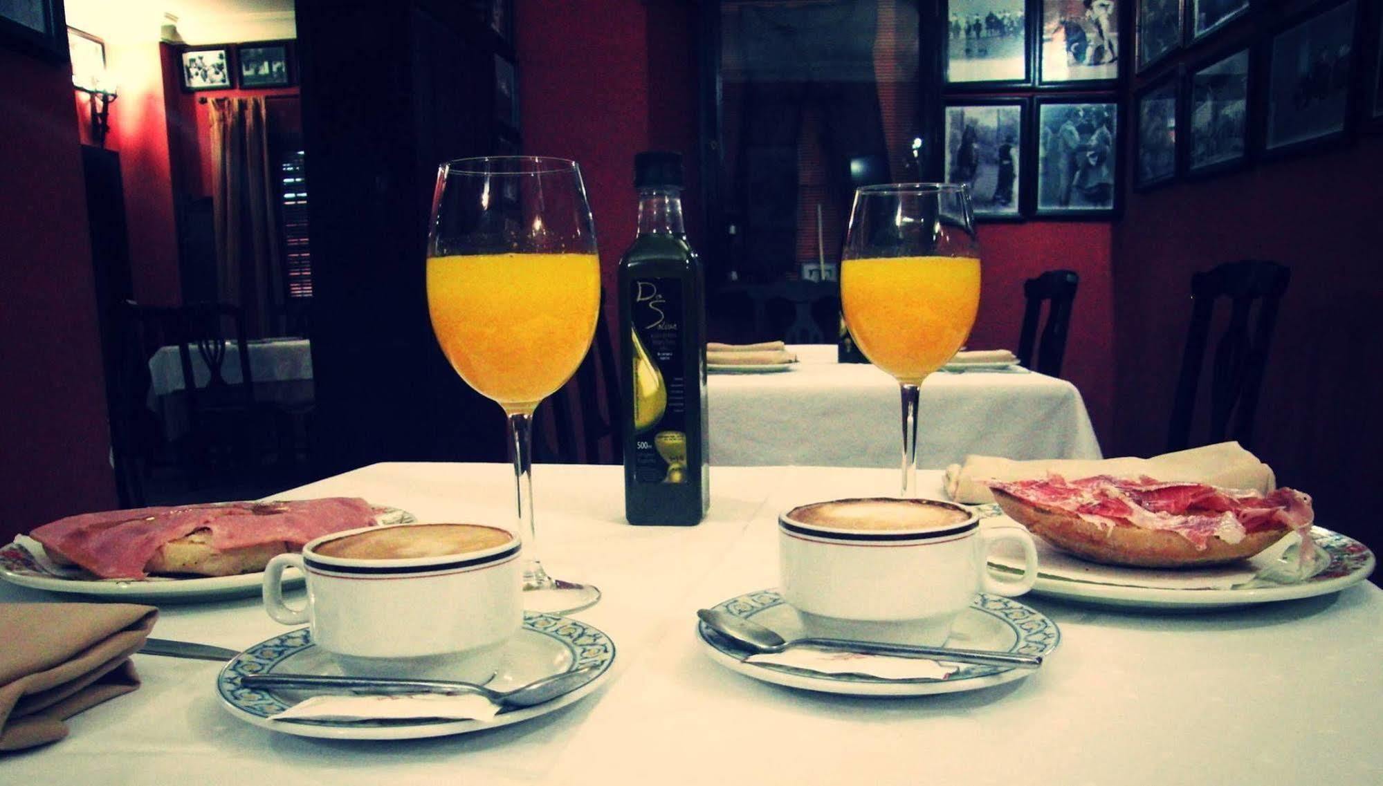 Hostal Pechi Huevar Del Aljarafe Экстерьер фото